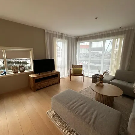 Flott Leilighet, 1 Etasje Med Nydelig Sjoutsikt Apartamento